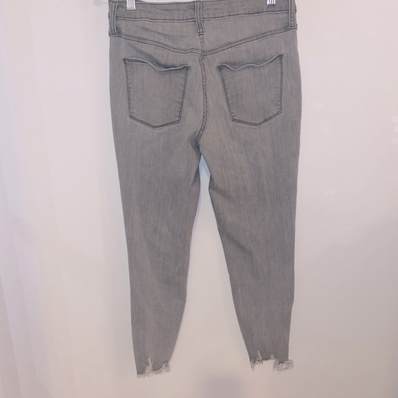 Universal Thread High Rise Skinny
Crop Light Grey Wash Size 6 - Picture 5 of 12